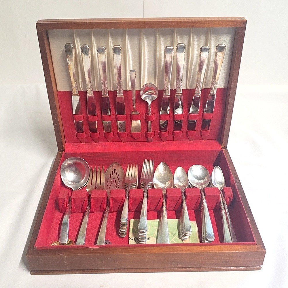 WM Rogers Exquisite Silverplate Flatware Set 58pc Service for 8 Wood Chest